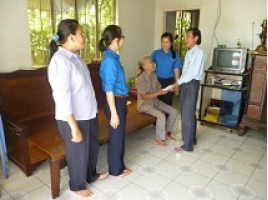 Thăm hỏi, tặng quà gia đình chính sách nhân ngày 27-7